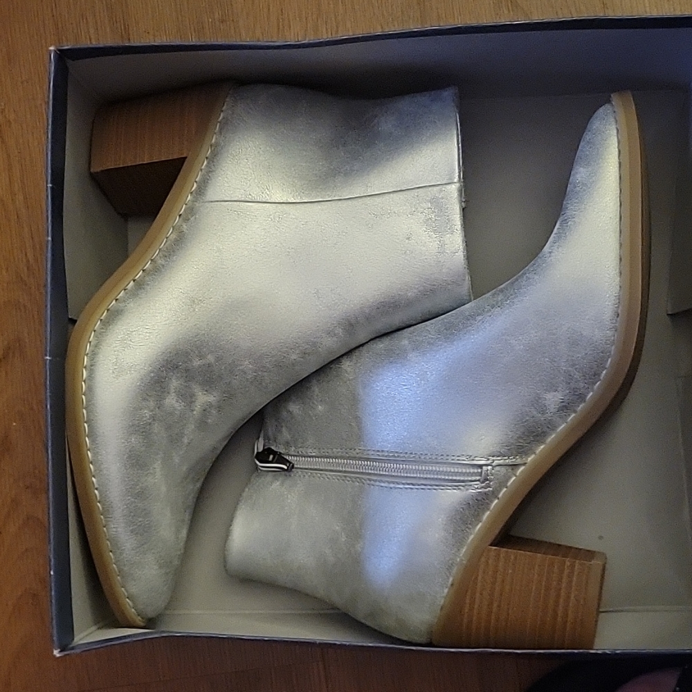Universal Thread Malby Low Shaft Heeled Boots Silver Memory Foam size 12…New